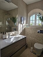 Sesimbra Stylish Villa by Homing