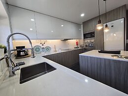 Sesimbra Stylish Villa by Homing