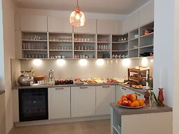 Apricot Hotel