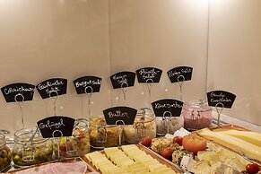 Apricot Hotel