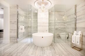 Baymond Hotel