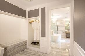 Baymond Hotel