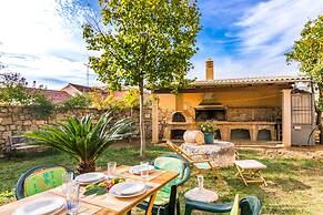 Traditional Rustic Maisonette and House by Konnect