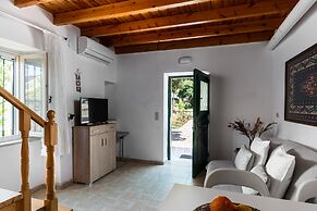 Traditional Rustic Maisonette and House by Konnect