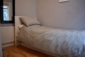 Charming 2 Bedroom Cottage in Central Location