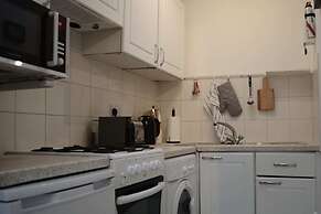 Charming 2 Bedroom Cottage in Central Location