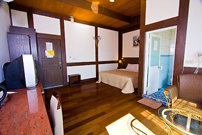 Maple Leaf Holiday Villa