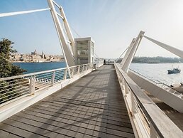 Seafront LUX Apartment wt Pool, Upmarket Area