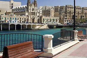 Seafront LUX Apartment wt Pool, Upmarket Area