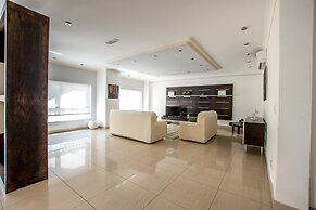 Bright, Spacious and Right in the Center