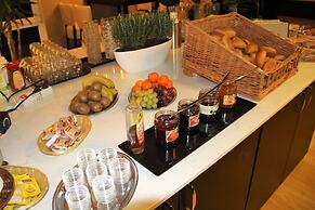 Check Inn Hotel