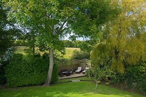 Peveril House, Spacious Eco-friendly Holiday Home