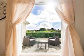 Peveril House, Spacious Eco-friendly Holiday Home