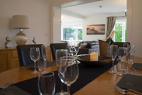 Peveril House, Spacious Eco-friendly Holiday Home