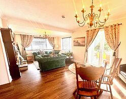 Peveril House, Spacious Eco-friendly Holiday Home