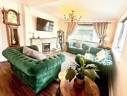 Peveril House, Spacious Eco-friendly Holiday Home