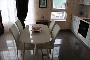 Apartment on Kamyshovaya 41, apt 18