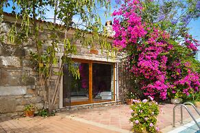 Important Group Villa Citrus
