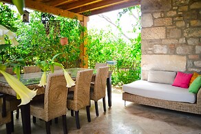 Important Group Villa Citrus