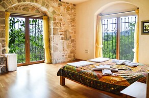 Important Group Villa Citrus