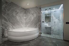 Level Luxury Suites
