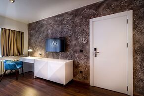Level Luxury Suites