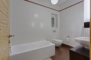 Luxury Apt With Side Seaviews and Pool, Best Location