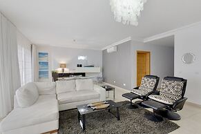 Luxury Apt With Side Seaviews and Pool, Best Location