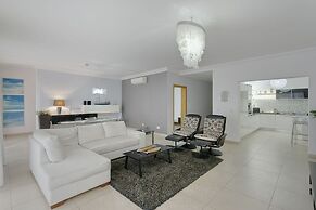 Luxury Apt With Side Seaviews and Pool, Best Location