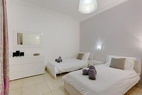 Luxury Apt With Side Seaviews and Pool, Best Location