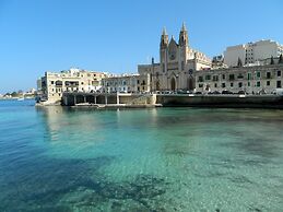 Luxury Apt With Side Seaviews and Pool, Best Location