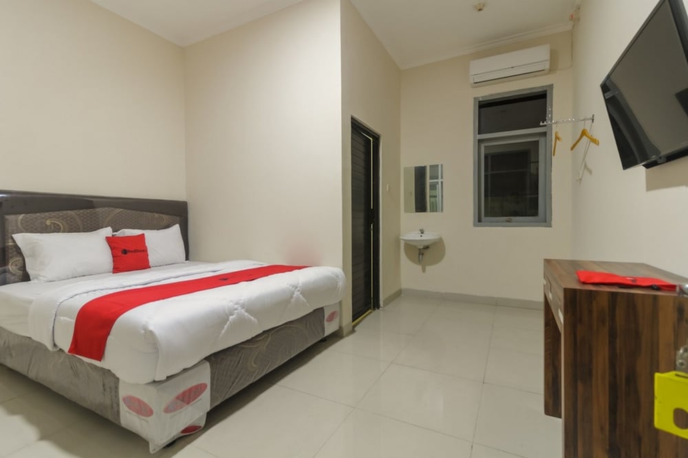 RedDoorz Plus near RS PMI Bogor
