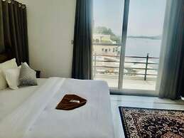 Hotal Devraj Niwas on Lake Pichola Udaipur