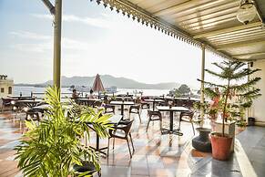Hotal Devraj Niwas on Lake Pichola Udaipur