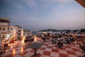 Hotal Devraj Niwas on Lake Pichola Udaipur