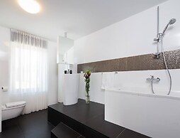 Villa Gloss