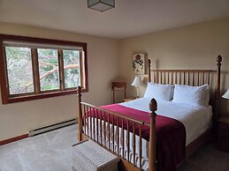 Spinnakers Brewpub & Guesthouses