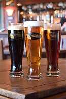 Spinnakers Brewpub & Guesthouses