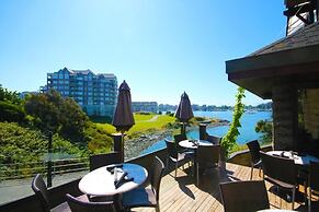 Spinnakers Brewpub & Guesthouses