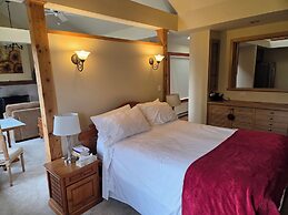 Spinnakers Brewpub & Guesthouses