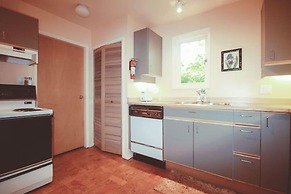 Spinnakers Brewpub & Guesthouses