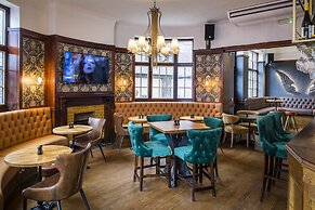Three Falcons Hotel