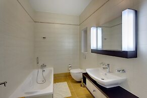 Ocean Front LUX Apartment wt Pool, Upmarket Area