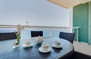 Ocean Front LUX Apartment wt Pool, Upmarket Area