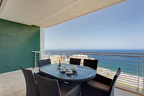 Ocean Front LUX Apartment wt Pool, Upmarket Area