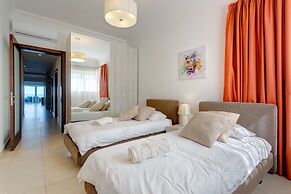 Ocean Front LUX Apartment wt Pool, Upmarket Area