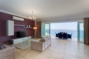 Ocean Front LUX Apartment wt Pool, Upmarket Area