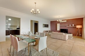 Ocean Front LUX Apartment wt Pool, Upmarket Area