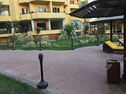 Pool View Apart At British Resort 252