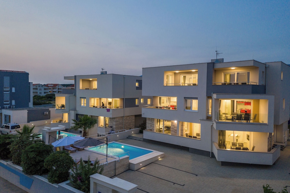 Apartments & Rooms Danivan Pool Villas